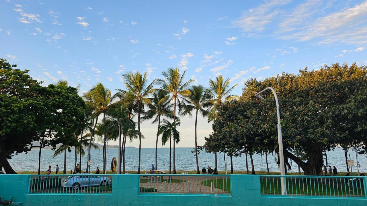 Emthree Seaside Apartments Townsville Exterior photo